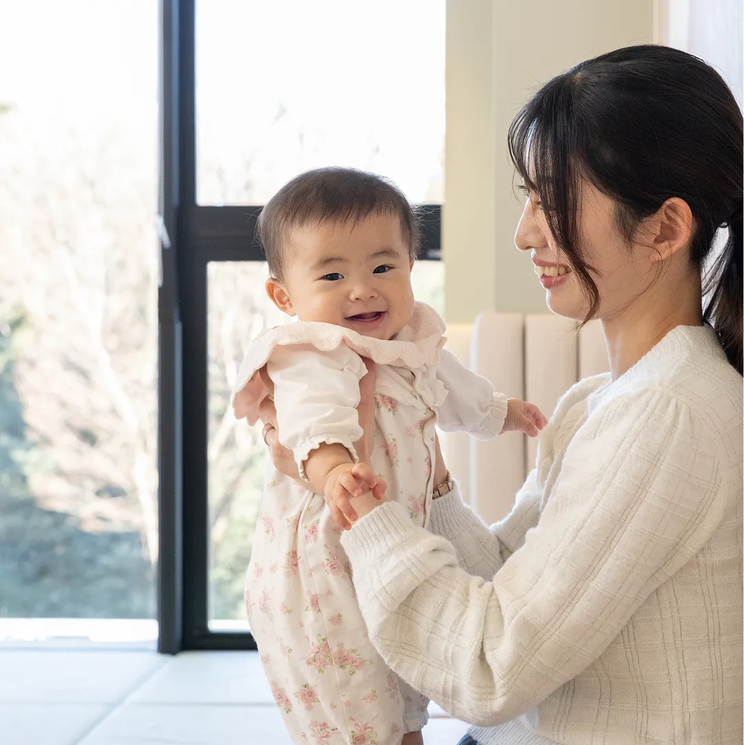赤ちゃんを抱くお母さん