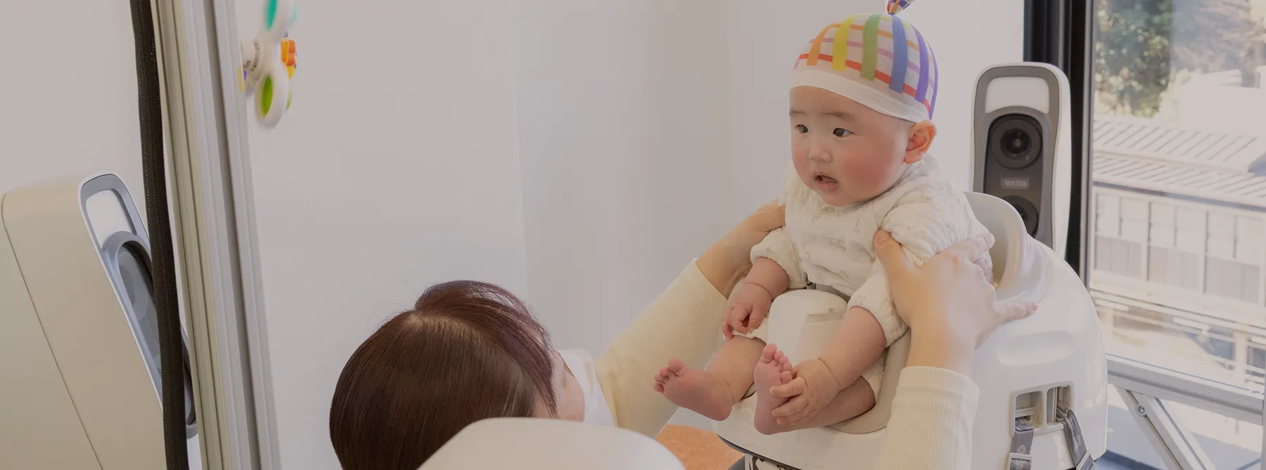 スキャナーに乗る赤ちゃん