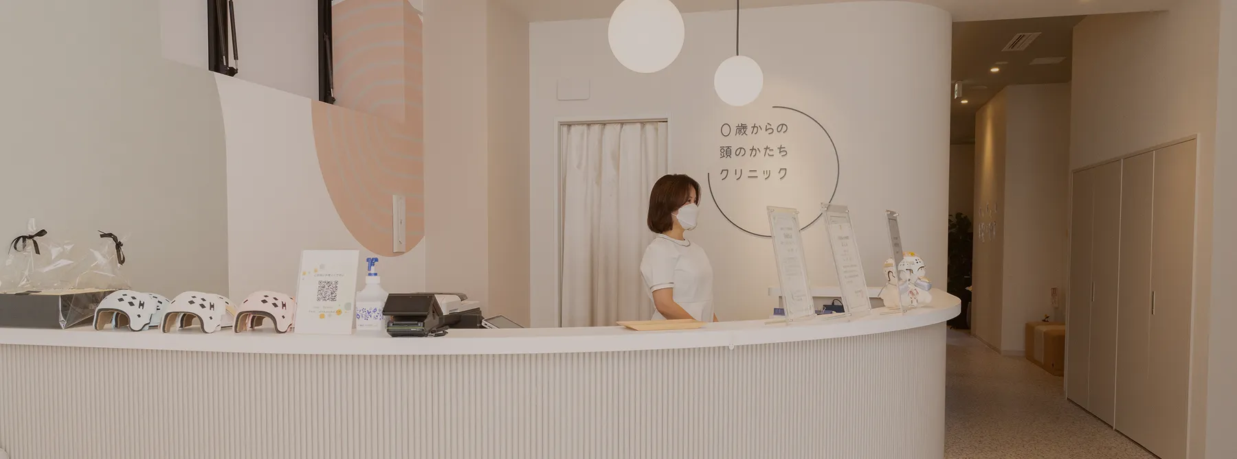 モニターを見つめる医師達