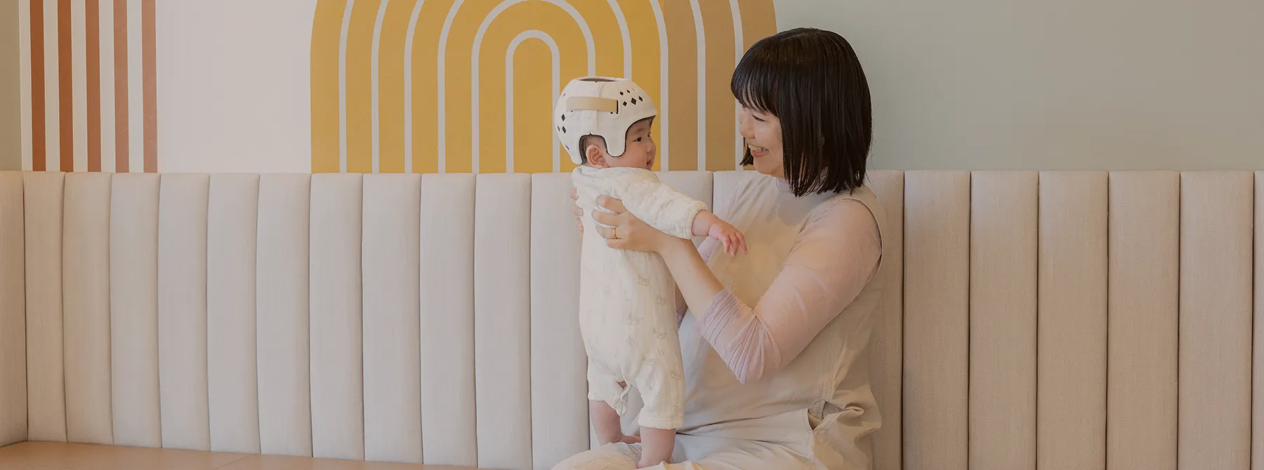 ママに抱っこされる赤ちゃん