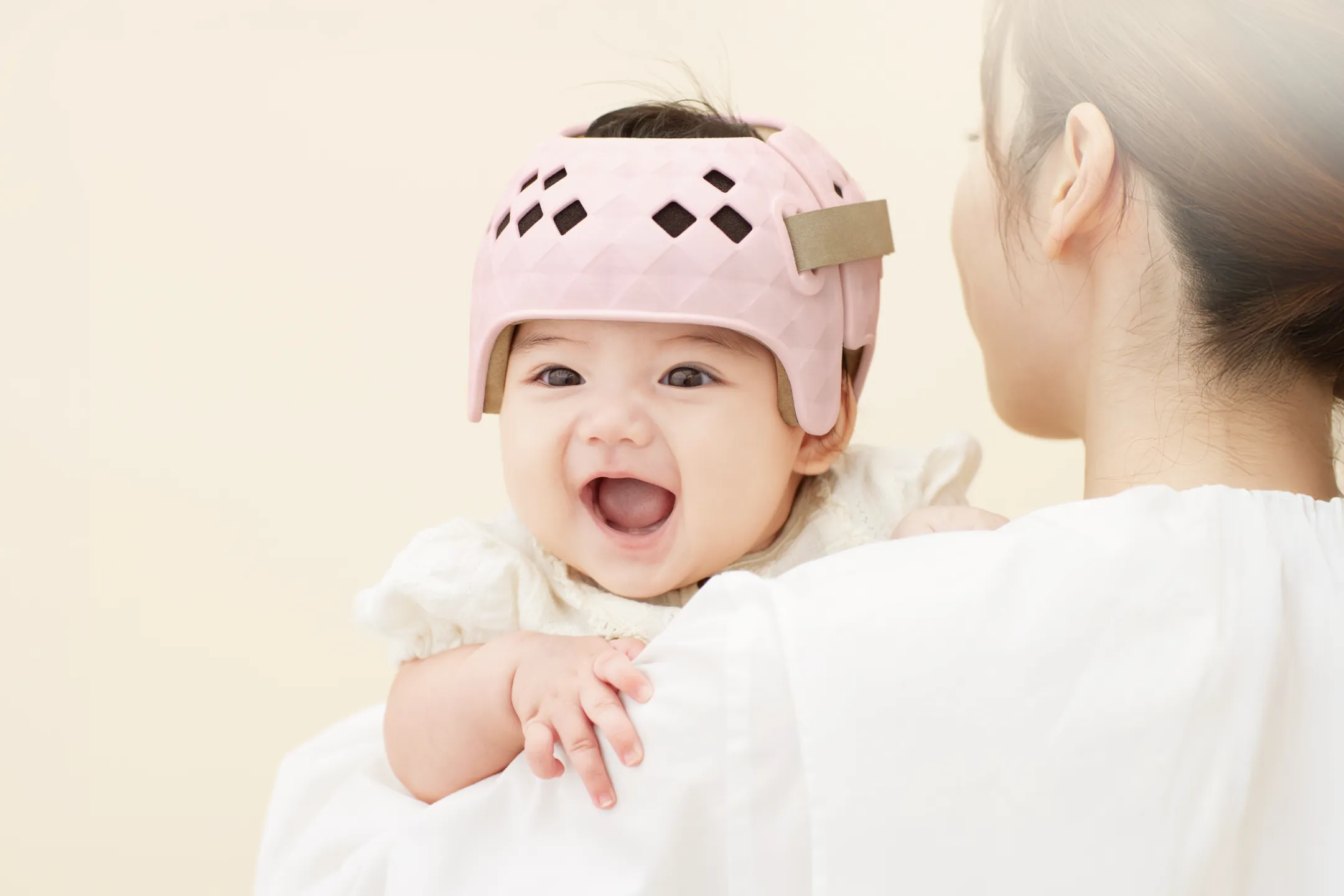 ヘルメットを装着した笑顔の赤ちゃん