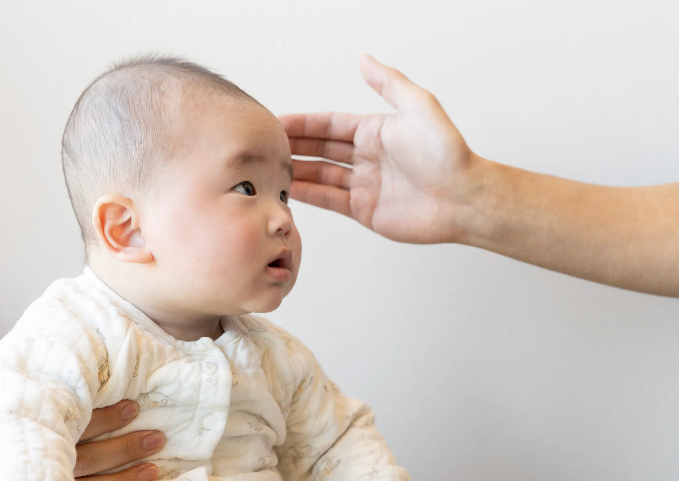 赤ちゃんの頭を診察する様子
